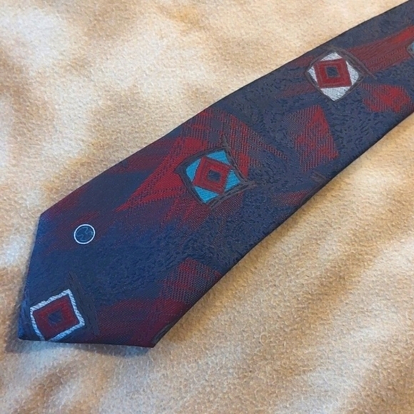 Halston RETRO Silk Texture Geometric Black and Red 4" - Picture 2 of 7